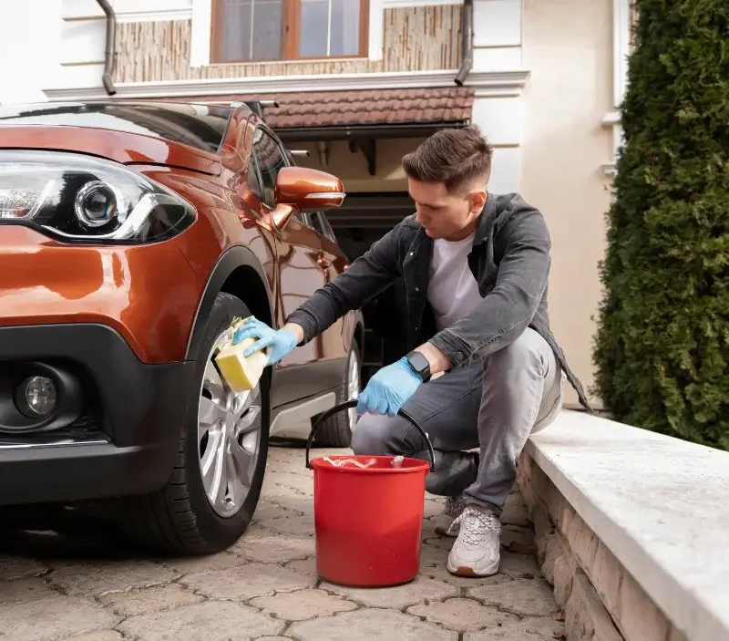 Lavage auto à domicile Caves : professionnel intervenant sur un véhicule